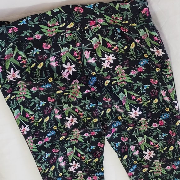 Roz & Ali Floral High Waisted Crop Pants. Size 12 - Picture 2 of 5